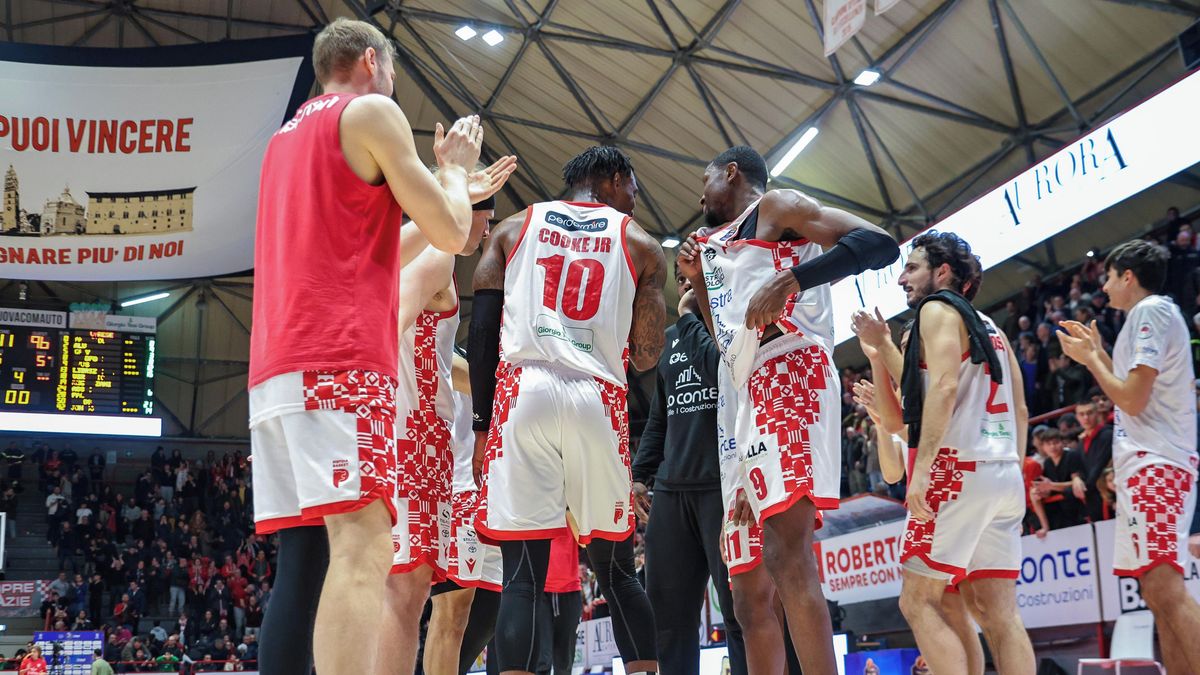 Zločinci se stali vrahy. Itálií otřásá útok na autobus fanoušků basketbalového týmu, řidič byl zabit cihlou